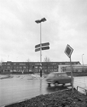 858703 Afbeelding van een lichtmast met wegwijzers op het Eykmanplein te Utrecht.